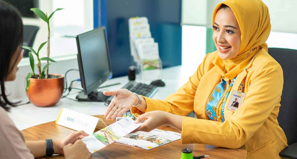 Uma representante do Bank Mandiri conversando com uma cliente